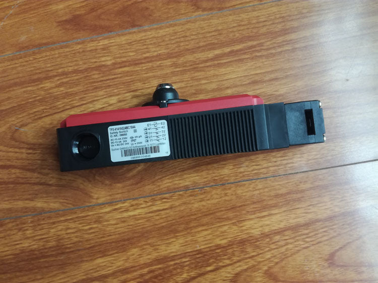 New EUCHNER TP3-4141A024M 084270 safety switch